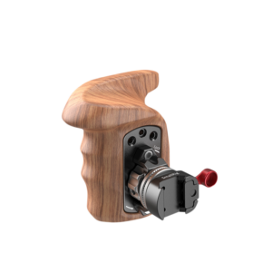 800q-01_114208 SmallRig 2117 Right Side Wooden Grip w/NATO Mount sisältää ergonomisen puukahvan, asennetun mustan metallimekanismin, säätöpyörän ja pienen punaisen nupin, joka näkyy eristettynä valkoisella taustalla.