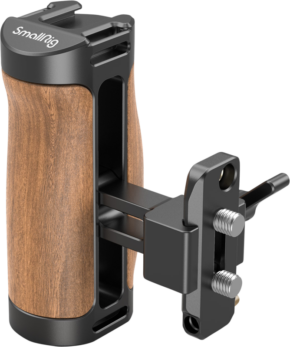 800q-01_114605 SmallRig 2978 Wooden Side Handle Nato (With Rail) on puusta ja metallista valmistettu kamerakahva, jossa on kiinnityskorvakkeet ja säätönupit ja joka on suunniteltu kiinnitettäväksi helposti kamerarigiin ja kamerahäkkiin NATO-kiskon avulla.