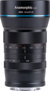 800q-01_115675 Mustassa Sirui Anamorphic Lens 1.33x 24mm F/2.8 Canon EF-M -objektiivissa on siniset korostukset, valkoiset ja punaiset tarkennus- ja aukkomerkinnät hopeisessa kiinnikkeessä, ja se seisoo pystysuorassa tavallista taustaa vasten.