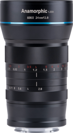 800q-01_115675 Mustassa Sirui Anamorphic Lens 1.33x 24mm F/2.8 Canon EF-M -objektiivissa on siniset korostukset, valkoiset ja punaiset tarkennus- ja aukkomerkinnät hopeisessa kiinnikkeessä, ja se seisoo pystysuorassa tavallista taustaa vasten.