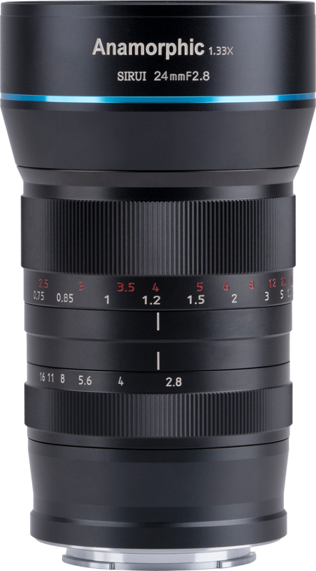 800q-01_115675 Mustassa Sirui Anamorphic Lens 1.33x 24mm F/2.8 Canon EF-M -objektiivissa on siniset korostukset, valkoiset ja punaiset tarkennus- ja aukkomerkinnät hopeisessa kiinnikkeessä, ja se seisoo pystysuorassa tavallista taustaa vasten.