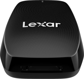 800q-01_116972 Lähikuva mustasta Lexar LRW550U CFexpress Type B USB 3.2 -kortinlukijasta, jossa on kuvioitu, pistemäinen pinta ja näkyvä Lexar-logo päällä. Korttipaikka on näkyvissä edessä.