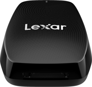 800q-01_116972 Lähikuva mustasta Lexar LRW550U CFexpress Type B USB 3.2 -kortinlukijasta, jossa on kuvioitu, pistemäinen pinta ja näkyvä Lexar-logo päällä. Korttipaikka on näkyvissä edessä.
