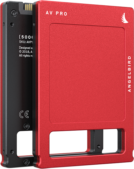 800q-01_117687 Punainen ANGELBIRD AV PRO MK3 500 Gt:n SSD-levy, jonka tyylikäs muotoilu on osittain avattu, paljastaa kultaiset liitäntänastat ja tuotteen tiedot sivulla.