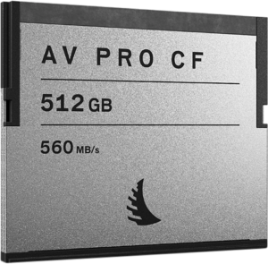 800q-01_117689 ANGELBIRD CF CF CFAST AV PRO 512GB -muistikortti on hopeanvärinen ja siinä on musta teksti, 512 Gt:n kapasiteetti ja 560 Mt/s nopeus, ja sen pohjassa on pieni musta logo.