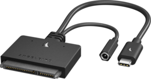 800q-01_117692 ANGELBIRD Type-C to SATA Adapter on musta kaapeli, jonka toisessa päässä on SATA-liitin ja toisessa päässä USB-C-pistoke ja virransyöttöliitäntä, mikä mahdollistaa SATA-asemien liittämisen laitteisiin USB-C:n kautta.