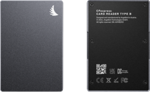 800q-01_117695 Kaksi näkymää ANGELBIRD CFexpress Card Reader MK2 - Type B -kortinlukijasta: etupuoli, jossa on lintulogo, ja takapuoli, jossa on tuotetiedot, sertifiointimerkinnät ja sarjanumero.
