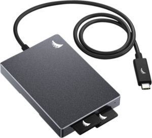 800q-01_117733 ANGELBIRD SD Dual Card Reader -muistikortinlukija on kannettava ulkoinen laite, jossa on USB-C-kaapeli, valkoinen abstrakti lintulogo ja kaksi SD-korttia osittain asetettu.