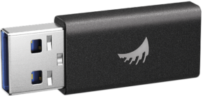 ANGELBIRD USB-A-C-sovitin on musta laite, jossa on hopeinen liitin ja valkoinen sulka-logo kotelossa vaalealla taustalla.