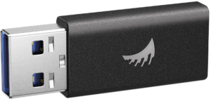 ANGELBIRD USB-A-C-sovitin on musta laite, jossa on hopeinen liitin ja valkoinen sulka-logo kotelossa vaalealla taustalla.