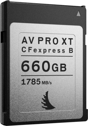 800q-01_118944 Hopeanvärinen ja musta ANGELBIRD AV PRO CFexpress XT MK2 Type B -muistikortti, kapasiteetti 660 Gt, nopeus 1785 MB/s, jossa on pieni logo alareunassa.