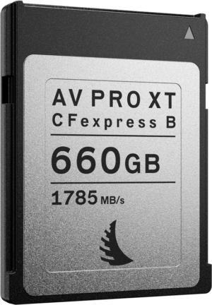 Hopeanvärinen ja musta ANGELBIRD AV PRO CFexpress XT MK2 Type B -muistikortti, kapasiteetti 660 Gt, nopeus 1785 MB/s, jossa on pieni logo alareunassa.