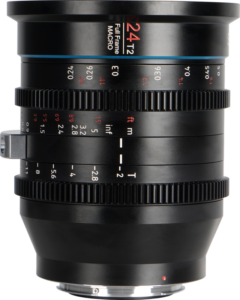 800q-01_119752 Sirui Cine Lens Jupiter FF 24mm T2 Macro PL-Mount -objektiivin lähikuvassa näkyy valkoisella, punaisella ja sinisellä tekstillä merkityt tarkennus-, aukko- ja makroetäisyysasteikot. Objektiivissa on merkintä "24 T2 Full Frame Macro".