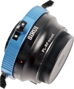 800q-01_119759 Lähikuva SIrui Cine Lens-Mount Adapter PL-RF -objektiivin sovittimesta, jossa näkyy sen sininen metallirengas, musta runko, jossa on merkittyjä kytkimiä, ja kuvioidut kahvat vaaleaa taustaa vasten.