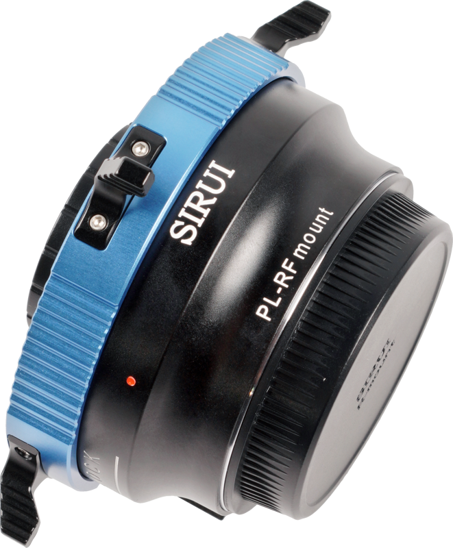 800q-01_119759 Lähikuva SIrui Cine Lens-Mount Adapter PL-RF -objektiivin sovittimesta, jossa näkyy sen sininen metallirengas, musta runko, jossa on merkittyjä kytkimiä, ja kuvioidut kahvat vaaleaa taustaa vasten.