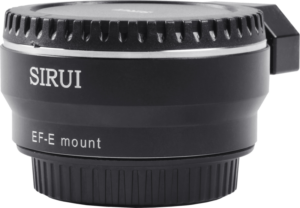 800q-01_119760 Lähikuvassa SIrui Cine Lens-Mount Adapter EF-E -objektiivin sovittimesta näkyy SIRUI- ja EF-E-kiinnitysteksti sen mustassa sylinterimäisessä rungossa, kuvioidut reunat ja pieni sivuvipu.