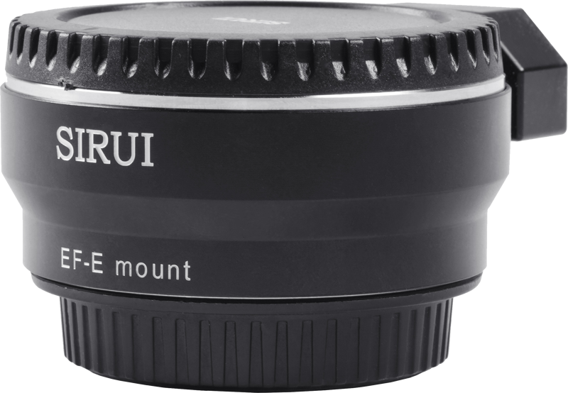 800q-01_119760 Lähikuvassa SIrui Cine Lens-Mount Adapter EF-E -objektiivin sovittimesta näkyy SIRUI- ja EF-E-kiinnitysteksti sen mustassa sylinterimäisessä rungossa, kuvioidut reunat ja pieni sivuvipu.