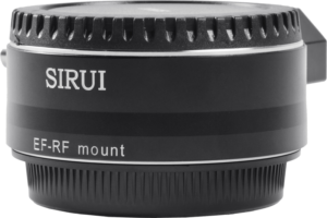 Lähikuva mustasta SIrui Cine Lens-Mount EF-RF -sovittimesta, jonka kyljessä on SIRUI-brändinimi ja EF-RF-kiinnitysmerkki.