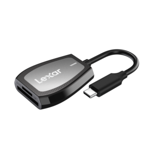 800q-01_121078 Lexar LRW470U Cardreader SD & microSD UHS-II (USB-C) -kortinlukijassa on kompakti suorakulmainen muotoilu, jossa on lyhyt musta kaapeli, USB-C-liitin ja SD-korttipaikka valkoisella pohjalla.