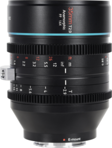 800q-01_121275 Sirui Anamorphic Lens Venus 1.6x FF 35mm T2.9 E-Mount -objektiivin lähikuvassa näkyy musta kotelo, valkoiset ja punaiset tarkennus- ja aukkomerkinnät sekä E-mount-merkintä pohjassa.