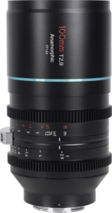 800q-01_121279 Sirui Anamorphic Lens Venus 1.6x FF 100mm T2.9 E-Mount -objektiivin lähikuvassa näkyy sen musta runko, tarkennus- ja aukkorenkaat, etäisyysmerkinnät ja sininen korostusrengas lähellä yläreunaa.
