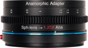 800q-01_121283 Lähikuva Sirui Anamorphic Adapter 1.25x -objektiivista, jossa on musta viimeistely, merkintä "Anamorphic Adapter" ja "Sph-lens → 1.25X Ana", erilaisia numeerisia merkintöjä ja sininen korostusrengas lähellä pohjaa.
