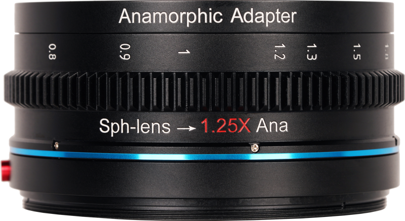 800q-01_121283 Lähikuva Sirui Anamorphic Adapter 1.25x -objektiivista, jossa on musta viimeistely, merkintä "Anamorphic Adapter" ja "Sph-lens → 1.25X Ana", erilaisia numeerisia merkintöjä ja sininen korostusrengas lähellä pohjaa.