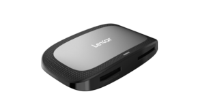 800q-01_121313 Lexar Cardreader LRW530U CFexpress Type A / SD UHS-II USB 3.2 -muistitikulla on tyylikäs musta ja harmaa muotoilu, jossa on useita korttipaikkoja edessä ja näkyvä Lexar-brändäys päällä.