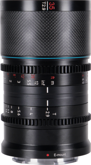 800q-01_122449 Sirui Anamorphic Lens Saturn 35mm 1.6x T2.9 Carbon Fiber FF (E-mount, Blue Flare) -objektiivissa on musta viimeistely, kuvioitu tarkennusrengas, merkitty etäisyys- ja aukkoasteikko sekä E-mount-jalusta.