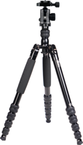 800q-01_123630 Sirui Traveler Tripod Kit T-1005+E-10, musta kolmijalkainen kolmijalkainen kolmijalkainen jalusta, jossa on pehmustetut kahvat ja säädettävät kierrelukolla varustetut jalkaosat, on täysin ulosvedetty valkoista taustaa vasten.