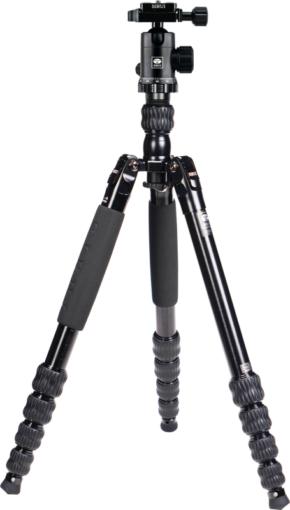 800q-01_123630 Sirui Traveler Tripod Kit T-1005+E-10, musta kolmijalkainen kolmijalkainen kolmijalkainen jalusta, jossa on pehmustetut kahvat ja säädettävät kierrelukolla varustetut jalkaosat, on täysin ulosvedetty valkoista taustaa vasten.