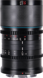 800q-01_123923 Lähikuva Sirui Anamorphic Lens Saturn 35mm 1.6x T2.9 Carbon Fiber FF (Blue Flare) -objektiivista, jossa on merkityt tarkennusrenkaat ja aukkorenkaat, joissa on merkinnät "35" ja "T2.9", ja jossa on X-mount-liitin pohjassa.