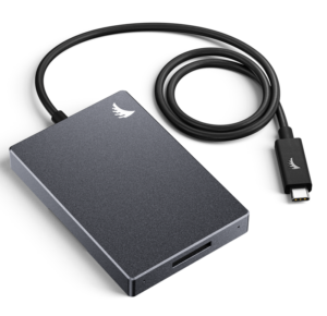 800q-01_123934 ANGELBIRD-kortinlukija CFexpress Type A, jossa on minimalistinen musta muotoilu, lyhyt USB-C-kaapeli ja pieni valkoinen siipilogo yhdessä kulmassa, näkyy valkoisella pohjalla.