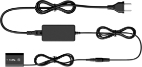 800q-01_124828 SmallRig 4269 Dummy Battery with Power Adapter (EU) NP-FZ100 sisältää mustan sovittimen, kiinnitetyt kaapelit, kaksinapaisen EU-pistokkeen toisessa päässä ja suorakulmaisen liittimen, jossa on merkintä SmallRig, kaikki valkoisella pohjalla.