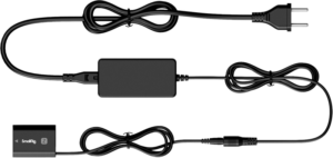 SmallRig 4269 Dummy Battery with Power Adapter (EU) NP-FZ100 sisältää mustan sovittimen, kiinnitetyt kaapelit, kaksinapaisen EU-pistokkeen toisessa päässä ja suorakulmaisen liittimen, jossa on merkintä SmallRig, kaikki valkoisella pohjalla.