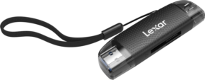 Musta Lexar LRW310U Cardreader Dual Slot USB-A/C, jossa on kaulanauha, kuvioitu pinta, läpinäkyvät päätykappaleet ja SD-kortti, joka on osittain asetettu korttipaikkaan.