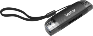 Musta Lexar LRW310U Cardreader Dual Slot USB-A/C, jossa on kaulanauha, kuvioitu pinta, läpinäkyvät päätykappaleet ja SD-kortti, joka on osittain asetettu korttipaikkaan.