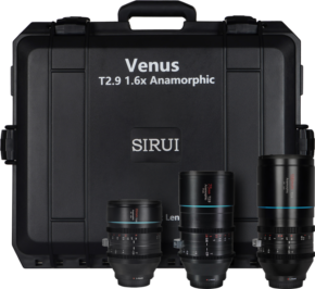 Musta kova kotelo, jossa lukee Sirui Anamorphic Venus 3x Lens-Kit (35/75/150mm) + Hard Case L-Mount, on pystyssä, ja sen edessä on kolme erikokoista L-mount-kameran objektiivia.