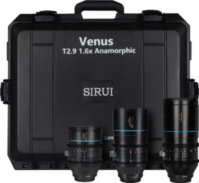 800q-01_125050 Musta kova kotelo, jossa lukee "Sirui Anamorphic Venus 3x Lens-Kit (35/75/150mm) + Hard Case Z-Mount", seisoo kolmen erikokoisen pystyasennossa olevan kameran objektiivin takana, jotka ovat kaikki esillä kotelon edessä.