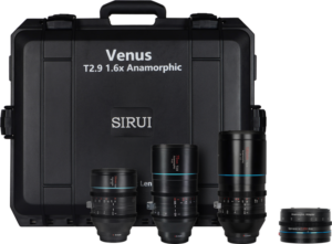 800q-01_125051 Sirui Anamorphic Venus 3x Lens + Adapter Kit (35/75/150mm), 1.25x adapteri ja kova kotelo E-Mountille, jossa on kolme objektiivia ja adapteri sijoitettuna kovan kotelon eteen.