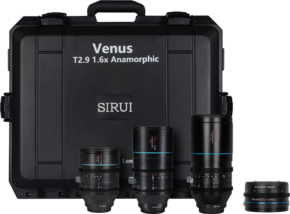 800q-01_125052 Sirui Anamorphic Venus 3x Lens + Adapter Kit (35/75/150mm) + 1.25x Adapter + Hard Case RF-Mount -laukku on esillä neljän kameran objektiivin ja sovittimen takana, kaikki siististi kotelon edessä.