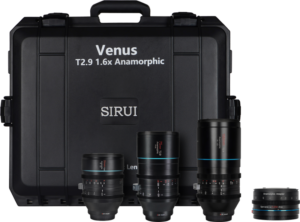 800q-01_125052 Sirui Anamorphic Venus 3x Lens + Adapter Kit (35/75/150mm) + 1.25x Adapter + Hard Case RF-Mount -laukku on esillä neljän kameran objektiivin ja sovittimen takana, kaikki siististi kotelon edessä.