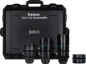 Sirui Anamorphic Venus 3x Lens + Adapter Kit (35/75/150mm), jossa on 1.25x adapteri ja merkitty kova kotelo Z-Mount-kiinnikkeelle, näkyy valkoisella pohjalla.