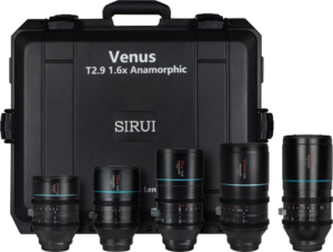 800q-01_125055 Sirui Anamorphic Venus 5x Lens Kit (35/50/75/100/150mm) E-Mount ja kova kotelo ovat kuvassa, ja viisi objektiivia on sijoitettu vierekkäin merkityn kantolaukun eteen.