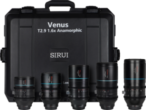 800q-01_125058 Sirui Anamorphic Venus 5x Lens Kit (35/50/75/100/150mm) + Hard Case Z-Mount on esillä, viisi objektiivia peräkkäin ennen SIRUI-merkkistä kovaa koteloa, jossa lukee "Venus T2.9 1.6x Anamorphic".