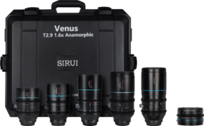 800q-01_125059 Sirui Anamorphic Venus 5x Lens + Adapter Kit (35/50/75/100/150mm), adapteri ja kova kotelo E-Mountille on esitetty, ja siinä on viisi merkittyä objektiivia ja adapteri mustan kovan kotelon edessä.