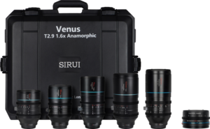 800q-01_125059 Sirui Anamorphic Venus 5x Lens + Adapter Kit (35/50/75/100/150mm), adapteri ja kova kotelo E-Mountille on esitetty, ja siinä on viisi merkittyä objektiivia ja adapteri mustan kovan kotelon edessä.