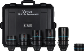 800q-01_125062 Sirui Anamorphic Venus 5x Lens + Adapter Kit (35/50/75/100/100/150mm) adapterin kanssa näkyy kovakantisen kotelon edessä, jossa lukee Venus T2.9 1.6x Anamorphic ja SIRUI, ja objektiivit on järjestetty korkeuden mukaan.