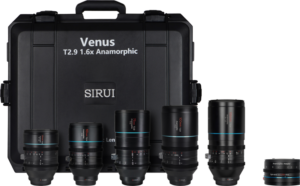 800q-01_125062 Sirui Anamorphic Venus 5x Lens + Adapter Kit (35/50/75/100/100/150mm) adapterin kanssa näkyy kovakantisen kotelon edessä, jossa lukee Venus T2.9 1.6x Anamorphic ja SIRUI, ja objektiivit on järjestetty korkeuden mukaan.