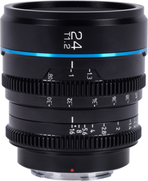 800q-01_125064 Lähikuva Sirui Cine Lens Nightwalker S35 24mm T1.2 E-Mount -objektiivin mustasta väristä, jossa näkyvät sen valkoiset ja siniset merkinnät, tarkennuksen ja aukon säätörenkaat, joissa on kaiverrettuja numeroita, sekä metallinen objektiivin kiinnike pohjassa.